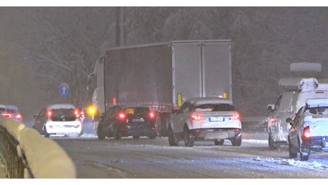 Neve ad Aosta, auto e tir bloccati lungo la strada: intervengono i vigili del fuoco – Video