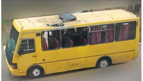 Guerra Ucraina, drone russo su minibus a Kherson: 3 morti. Rappresentati UE a Kiev: Siamo al vostro fianco