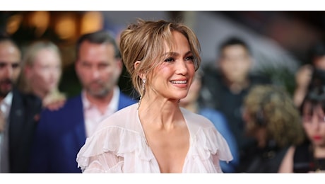 Il costume intero bianco di Jennifer Lopez per la moda mare Estate 2024