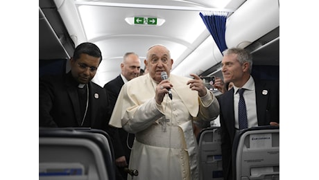 Papa Francesco salta la tradizionale conferenza stampa in aereo. Cosa è successo