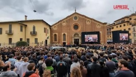 Funerali Luca Salvadori, migliaia di persone alla Basilica di Santa Maria delle Grazie a Milano