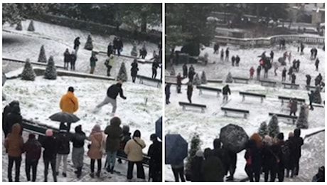 A Parigi cade la prima neve della stagione, strade e monumenti imbiancati: snowboard a sci tra le strade del centro