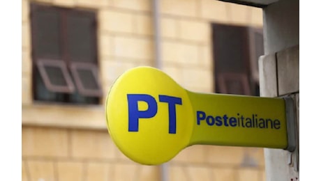 Postina consegna la corrispondenza da 10 anni e la nasconde: in casa sua 40 chili di lettere