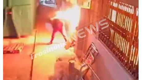 Frosinone – Attentato incendiario da “Pianeta Outlet”, le telecamere immortalano l’autore – IL VIDEO