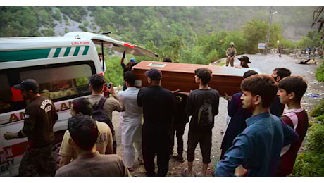 È guerra tra India e Pakistan: raid nella notte, almeno 39 morti tra cui due bambine. Usa e Cina: “No all’escalation”
