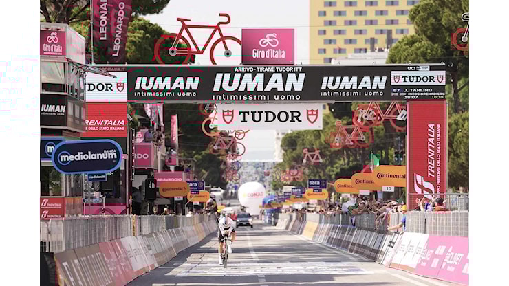 Giro d’Italia 2025, Joshua Tarling batte di 1″ Primož Roglič nella crono – Lo sloveno nuova Maglia Rosa per un solo secondo su Mads Pedesen - | CyclingPro.Net Giro d’Italia 2025, Joshua Tarling batte di 1″ Primož Roglič nella crono – Lo sloveno nuova Maglia Rosa per un solo secondo su Mads Pedesen - | CyclingPro.Net