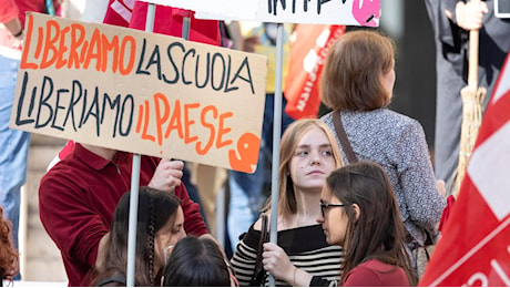 Sciopero della scuola il 15 novembre: lezioni a rischio, studenti in piazza