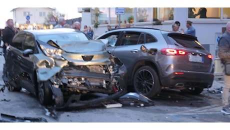 Auto a folle velocità investe sette persone a Lido di Camaiore, morte due ragazze