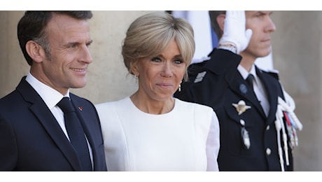 L'eleganza solenne di Brigitte Macron in cappotto bianco a Notre-Dame