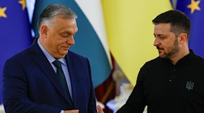 Guerra Russia-Ucraina, Orban a Kiev: “Il cessate il fuoco può accelerare i colloqui di pace”. Zelensky: “Serve pace giusta”
