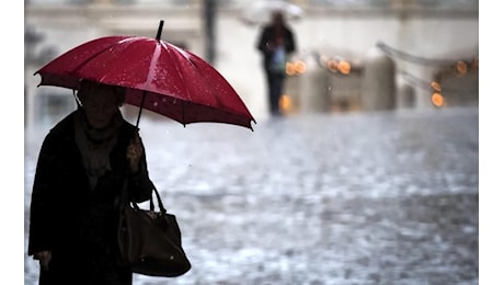 Allerta meteo per pioggia e venti forti: domani chiusura di villa, parchi e cimitero comunale