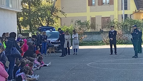 A scuola di legalità con i carabinieri, il cane “Brigi” cattura l’attenzione dei piccoli alunni