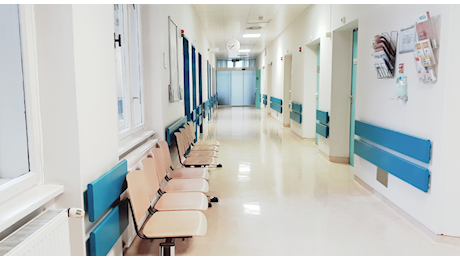 Emergenza ospedali, manca il personale con i reparti sovraffollati