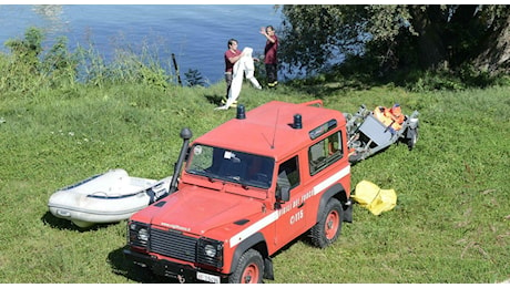 Cadavere galleggia alla foce del fiume Po, è mistero su chi sia: il recupero del corpo è ostacolato dal fango