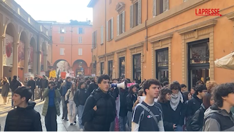 VIDEO No Meloni Day, gli studenti a Bologna: Avete le mani sporche di sangue