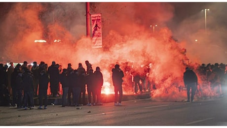 Roma-Lazio, gli scontri del derby: bottiglie contro agenti dopo la partita, arrestato tifoso della Lazio. Auto in fiamme sul lungotevere, probabile bomba carta