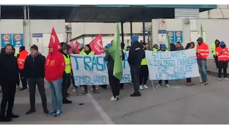 Stellantis, protesta dei lavoratori Trasnova a Pomigliano