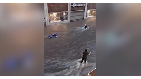 Catania, strade come fiumi a causa della pioggia: donna salva motociclista trascinato dalla corrente. Il video