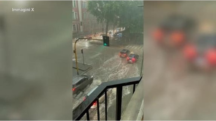 Violento temporale a Milano, strade allagate e raffiche di vento: le immagini - Corriere della Sera