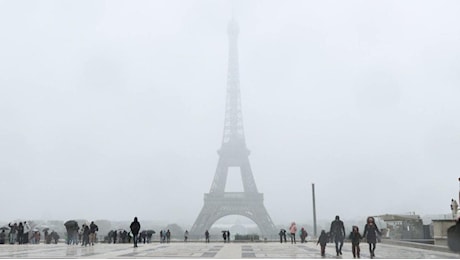 Francia, a Parigi la prima neve: strade e monumenti imbiancati per la gioia dei turisti