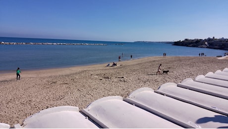 «Estate novembrina», a Trani nella festività di Ognissanti gente in spiaggia e bagni al mare