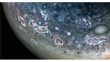 Catturati da Juno colori e vortici nell'atmosfera di Giove