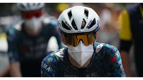 Torna l’incubo Covid al Tour de France: tre ciclisti si ritirano. Da Vingegaard a Evenepoel, rispuntano le mascherine