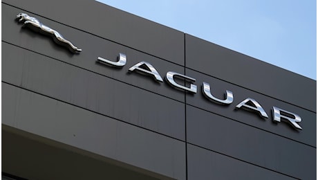 Jaguar svela il nuovo logo e punta sull’elettrico per superare la crisi dell’automotive