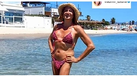 Vladimir Luxuria in bikini dalla Sardegna: Fatevi una vita, messaggio agli haters