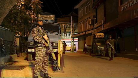 Missili indiani contro il Pakistan: colpiti siti nel Kashmir. Islamabad: “Un bimbo morto e feriti”
