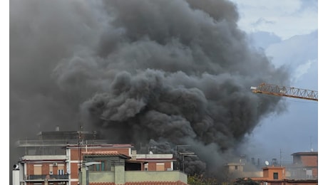 Roma, spaventoso incendio nella dolciaria: evacuati un asilo nido e una palazzina (VIDEO)