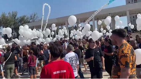 Palloncini bianche per le vittime di Scampia