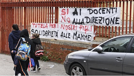 Castellammare, prof picchiata: scuola «sotto scorta» e le mamme denunciano molestie. Tutti gli alunni entrati accompagnati dai genitori