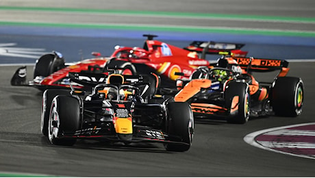 Verstappen vince in Qatar, la Ferrari riapre il Mondiale: Leclerc 2°, McLaren a +21