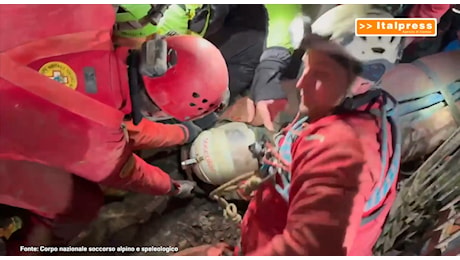 Estratta dalla grotta la speleologa Ottavia Piana, il video dello spettacolare salvataggio