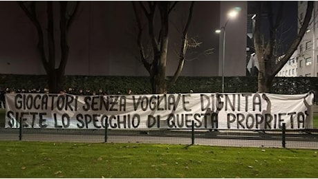 La Sud protesta alla cena per i 125 anni del Milan: striscioni contro società e giocatori