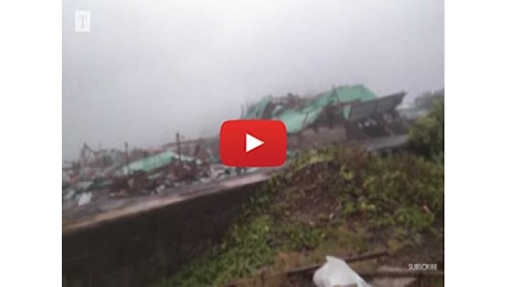 Meteo: Filippine, il tifone Yinxing devasta la costa, venti fino a 240 km/h. Video