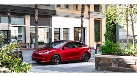 Tesla Model Y: disponibile in Italia la versione a 7 posti