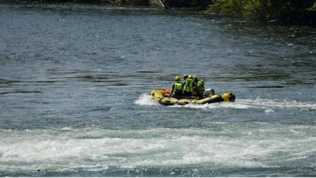 Si tuffa nell'Adda e viene inghiottito dal fiume: recuperato dai sommozzatori, è grave