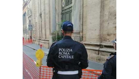 Via del Corso, crollano pezzi di cornicione da una chiesa: ferito un passante