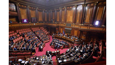 Manovra, oggi riprende l’iter al Senato. Opposizioni: “Parlamento umiliato”