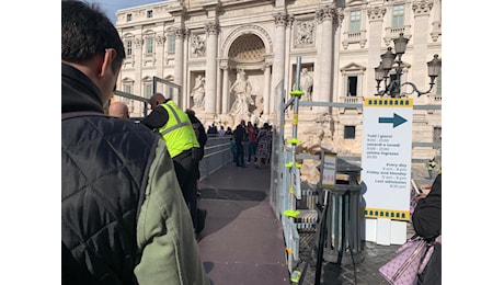 Fontana di Trevi, passerella e niente acqua: cosa succede?