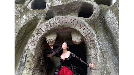 Tim Burton per Vogue Italia scatta e ritrae Monica Bellucci al Sacro Bosco di Bomarzo