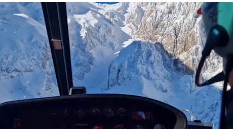 Alpinisti dispersi sul Gran Sasso, l'elicottero in volo per individuare Luca e Cristian