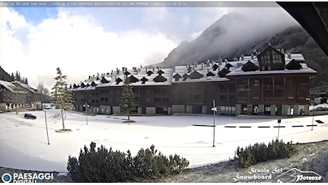 Prima neve sull’Abetone: pochi fiocchi portano l’inverno sulle montagne pistoiesi