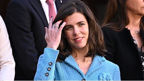 Charlotte Casiraghi alla Festa Nazionale di Monaco indossa il cappotto celeste da quasi 10mila euro