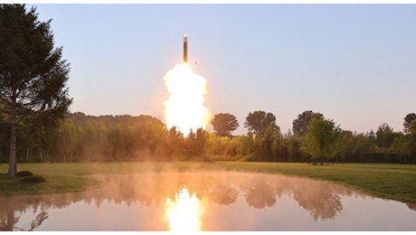 Corea del Nord, il test sul nuovo missile a testata multipla: la super arma di Kim (a cui Seul non crede)