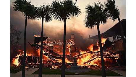 L’incendio a Los Angeles in timelapse: 90 minuti per divorare la collina