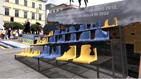 Euro 2024, Shevchenko porta in Germania un pezzo dello stadio di Kharkiv distrutto dai russi