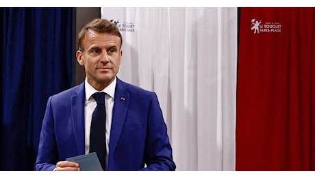 Francia: dalle proiezioni Rn al 34%, la sinistra al 29%, Ensemble al 21,5%. Macron: ora uniti contro la destra